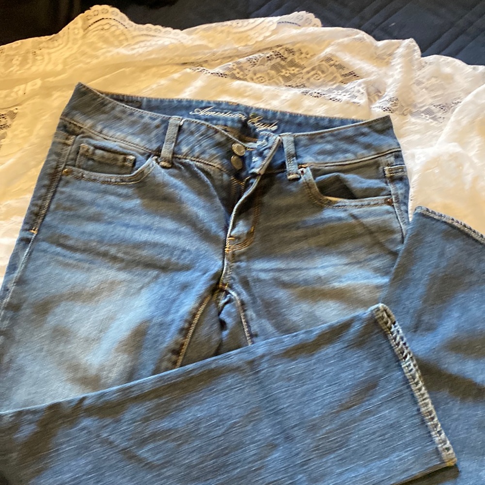 American Eagle Cute button fly low rise capri jeans. No flaws. Lightly worn.